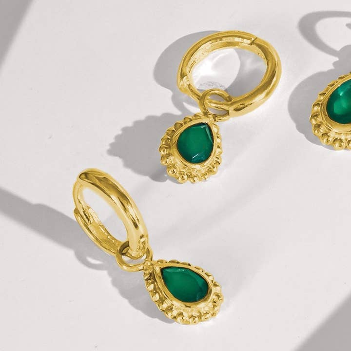 Maj Födelsesten Huggie Hoops - Guld Grön Onyx för wholesale av Charlotte's Web Jewellery