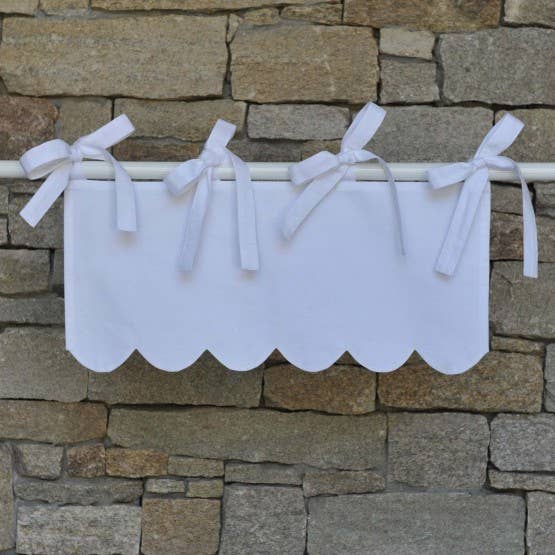 Mini scalloped valance in white cotton for wholesale by Maison d'été