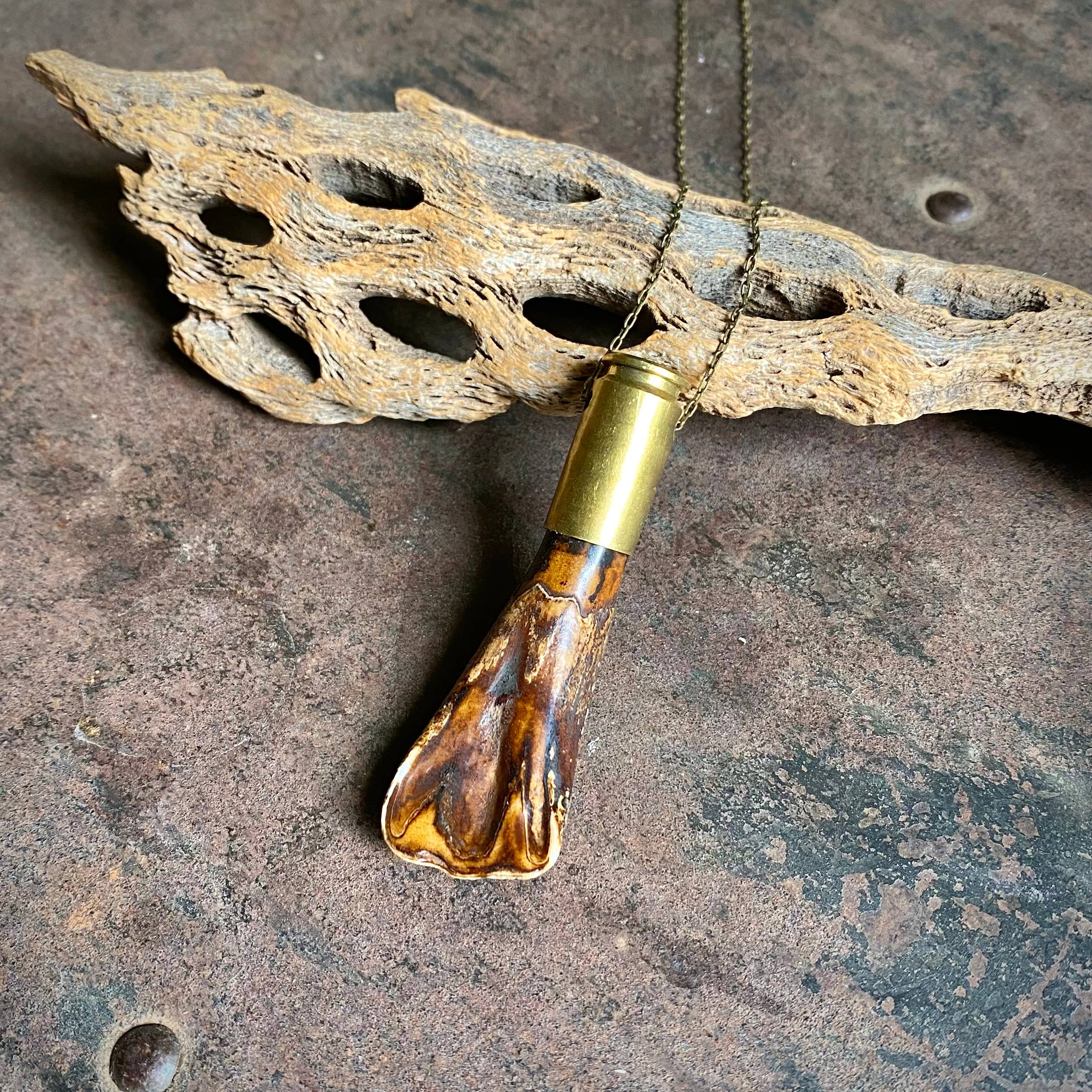 Antiquado Colar de dentes de búfalo - Antiquado, invólucros em concha, dentes reais para venda a revendedores na Faire8