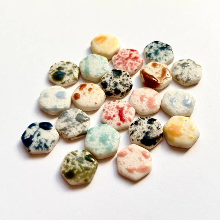 Clous d'oreilles à éclaboussures hexagonales - Petit pour la vente par Keramika MCR