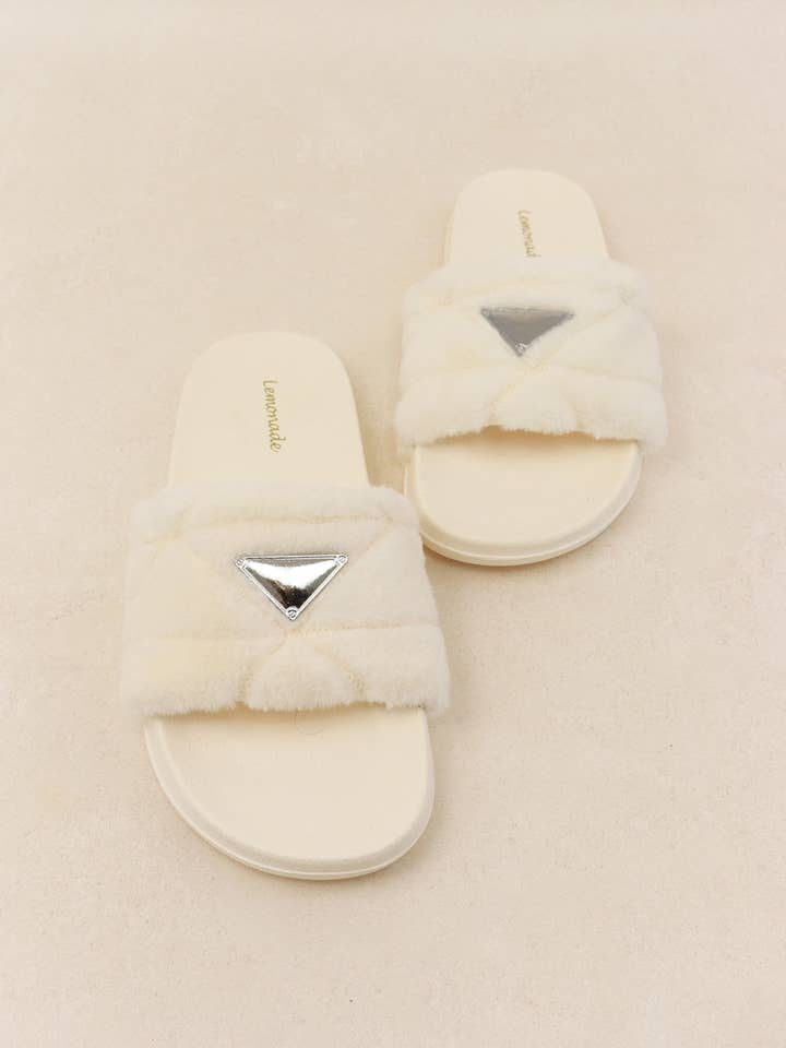 ESSENTIEEL - Gezellige Pluche Slippers met Metallic Accent voor wholesale door Lemonade Shoes