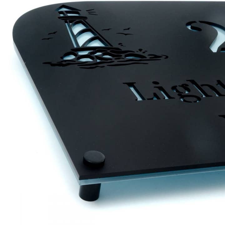 Fyrmotiv Kustnära Akrylhusskylt 30X30cm för wholesale av The House nameplate company