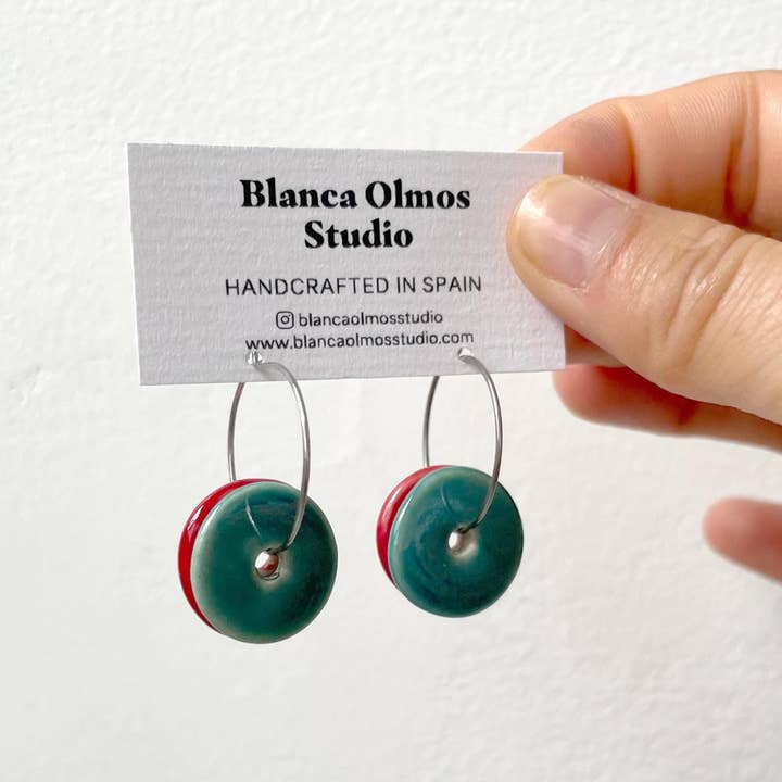 Blanca Olmos Studio – Engroshandel Hængeøreringe og creoløreringe – Letvægts keramiske øreringe, ringe, forskellige farver