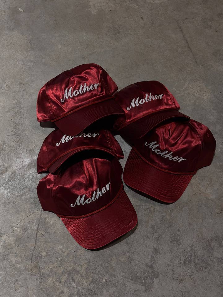 Chapeau non structuré en satin brodé cerise cola pour mère pour la vente par SLATER VINTAGE