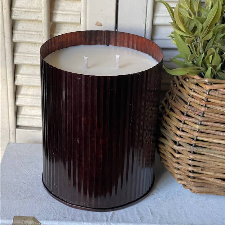 Bougie en cire de soja Nashville Leather + Whiskey 40 oz dans une boîte en étain bronze pour la vente par 1858 Candle Co