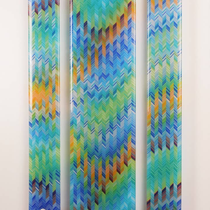 Un panel de pared decorativo de vidrio fusionado «Aurora» para venta al por mayor de Games of Colors