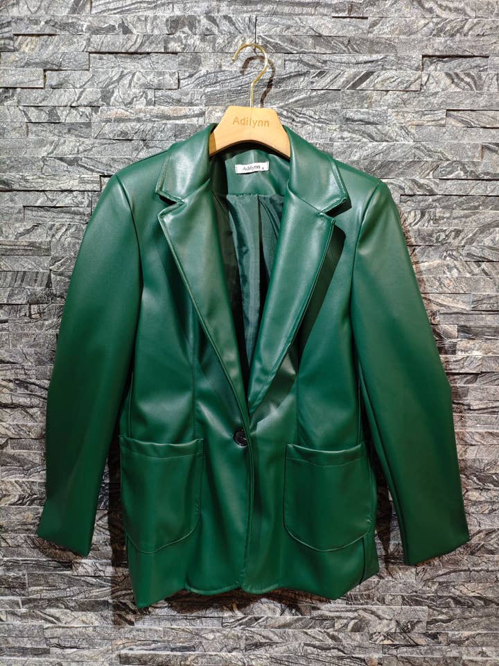 Veste en simili à bouton, deux poches avant ouvertes 5215 Ve pour la vente par Adilynn DAYMENTEX