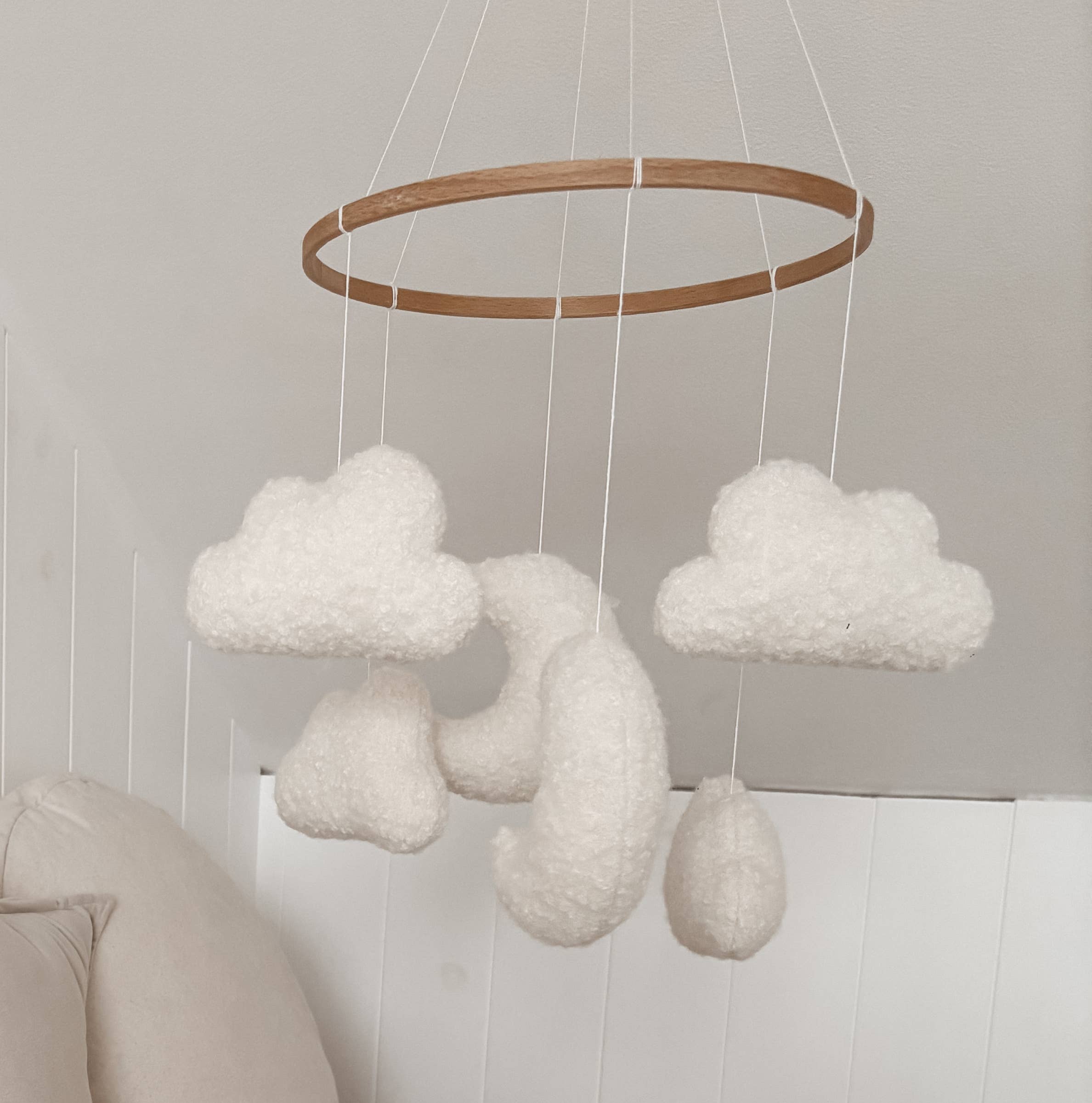 Edie & Joe - Vente Mobile pour bébé - Mobile décoration pour chambre d’enfant nuages et lunes en bouclé4