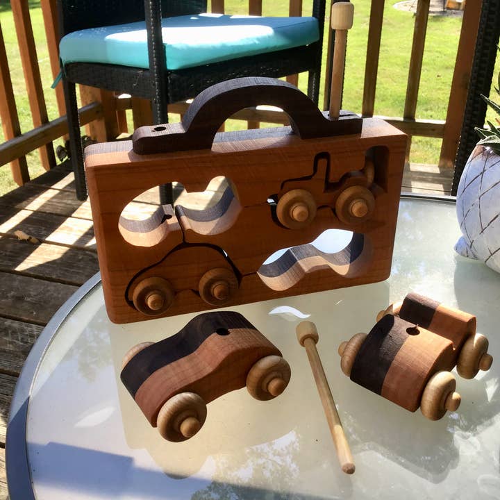 Baldwin Toy Co. – Großhandel Spielzeugauto – Kinder – 4er-Set Spielzeugautos aus Walnuss- und hellem Holz mit Tragekoffer9