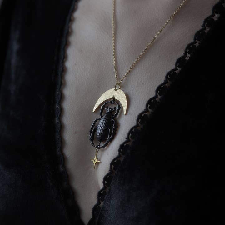 noemie zomby - Venta al por mayor Collares con colgantes/abalorios - Collar con colgante de escarabajo dorado y negro de estilo gótico