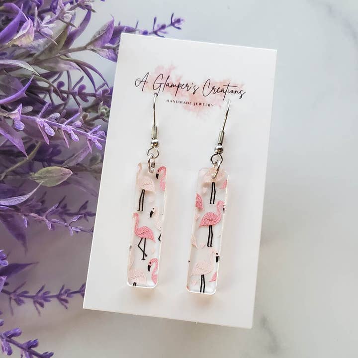 Rechteckige Flamingo-Ohrringe aus Acryl mit Stäben für den Großhandel von A Glamper's Creations LLC
