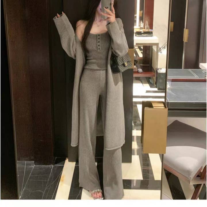 Completo Lounge in Maglia Chic: Canotta, Cardigan e Pantaloni a Gamba Larga e ulteriori Risultati per diventare di caffe all'ingrosso. Resi gratuiti e termini di pagamento a 60 giorni su Faire in tendenza su Faire.