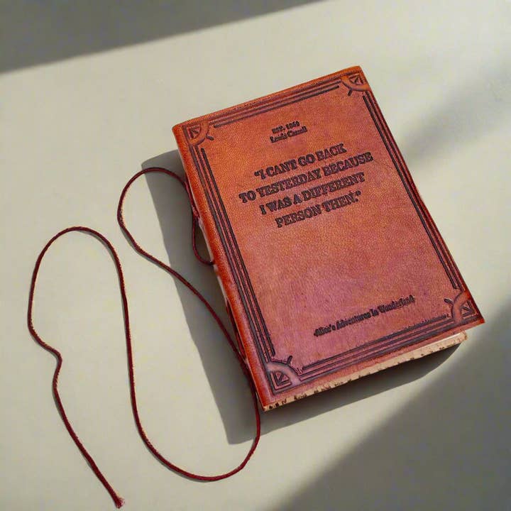 Journal en cuir Alice au pays des merveilles - Citation "Je ne peux pas revenir à hier" pour la vente par Soothi | Containers Of Creativity