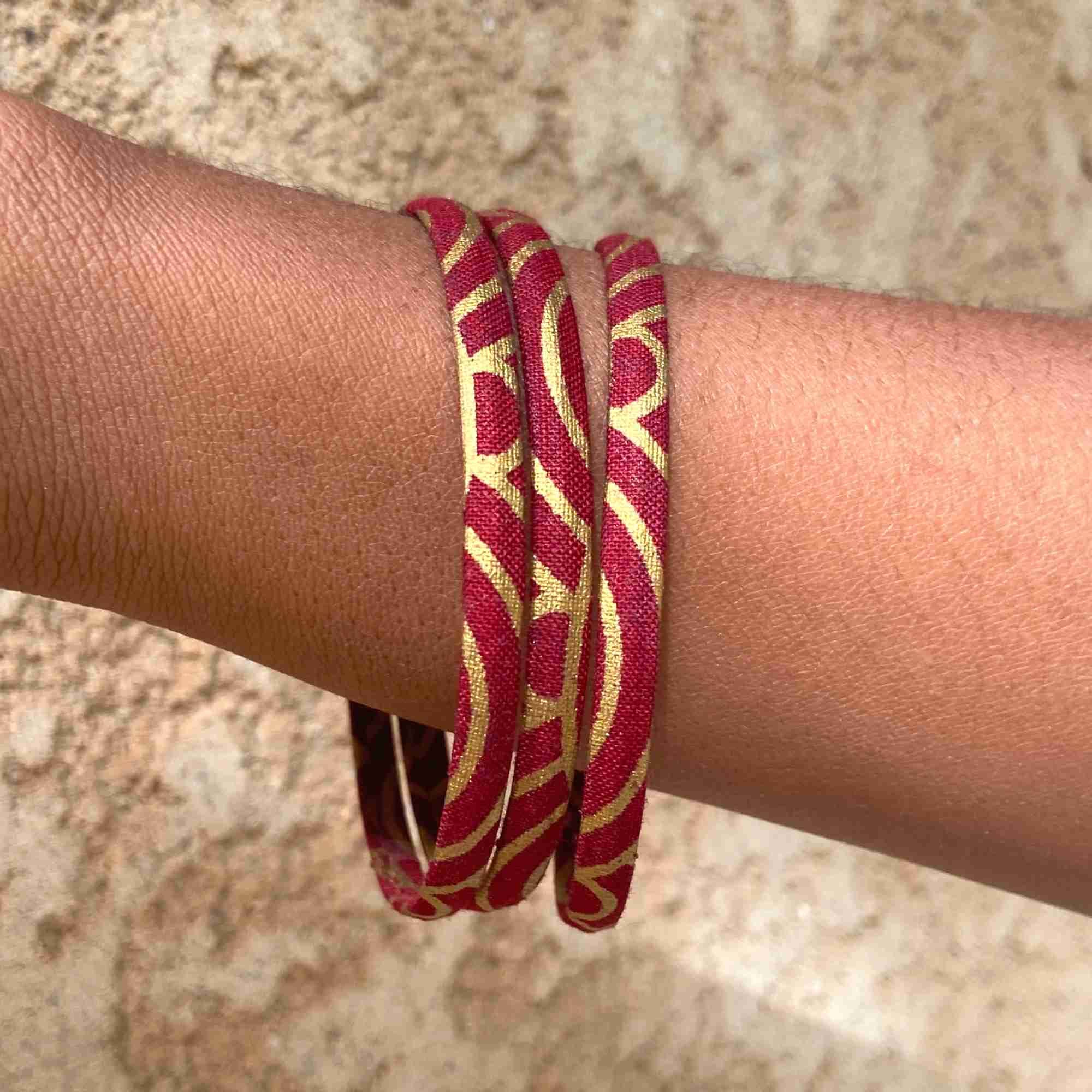 Melokane – Großhandel Armreif – Armband aus traditionellem japanischem Seigaiha-Stoff in Rot/Gold0
