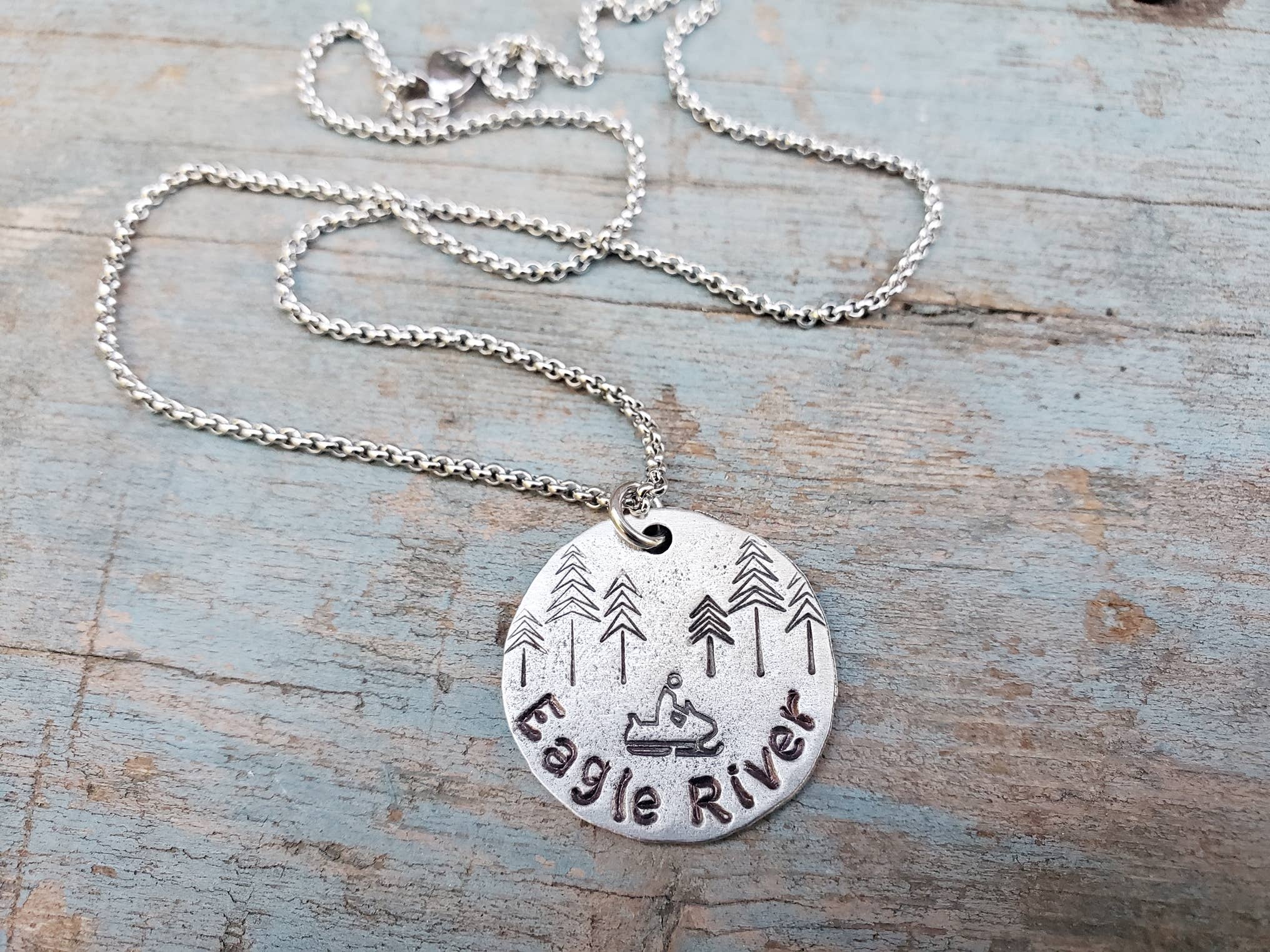 Kathryn's Collection - Vente Colliers à pendentif - Colliers personnalisés estampés à la main « Your Town »4