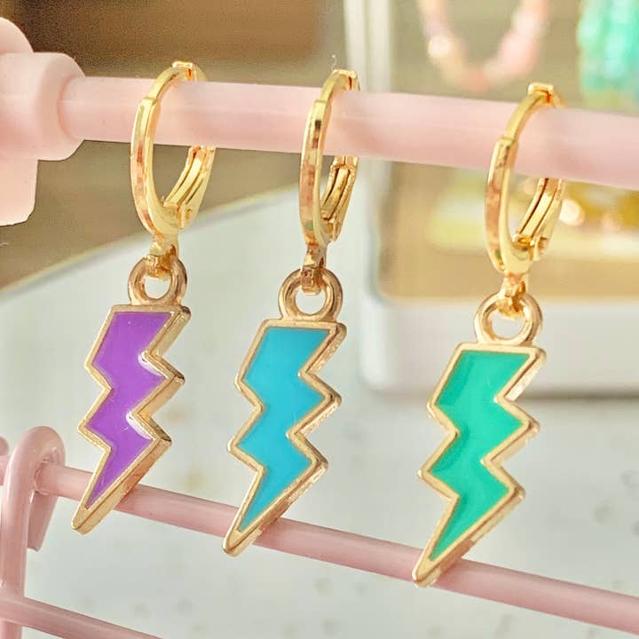 Boucles d'oreilles en émail Lightning Bolt - Pendants créoles dorés pour la vente par Happyish Brand