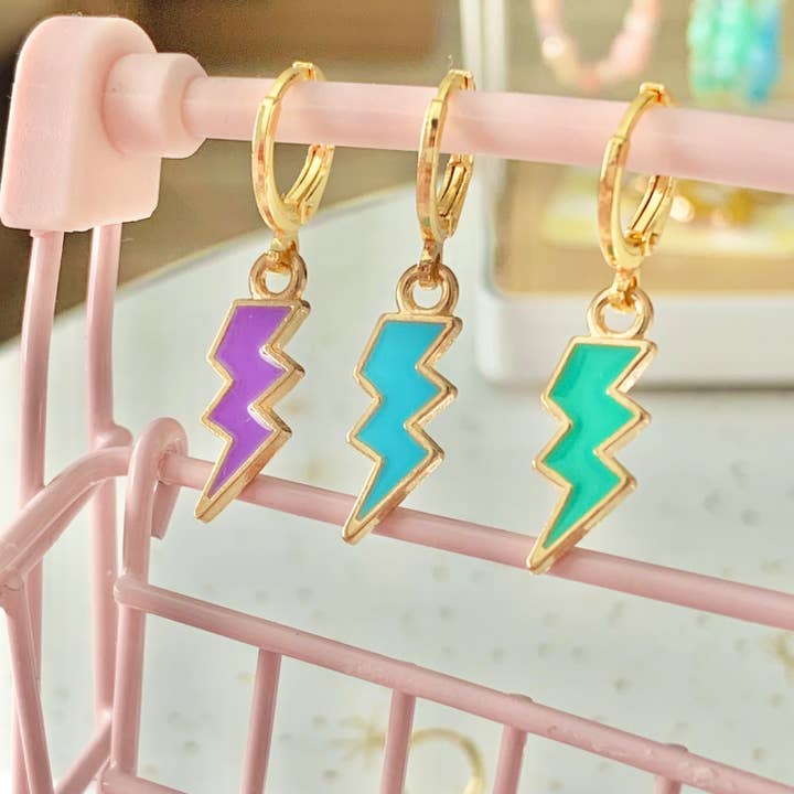 Boucles d'oreilles en émail Lightning Bolt - Pendants créoles dorés pour la vente par Happyish Brand