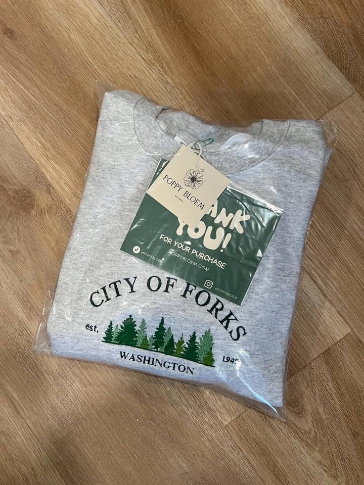 Grijs Geborduurde trui van de stad Forks, Washington voor groothandel op Faire2