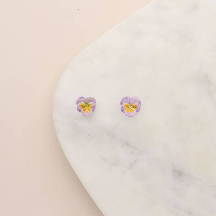 Hop Skip & Flutter – Engroshandel Ørestikkere – Porcelæn Pastel lilla Stedmoderblomst Stud Ørering/Stedmoderblomst øreringe