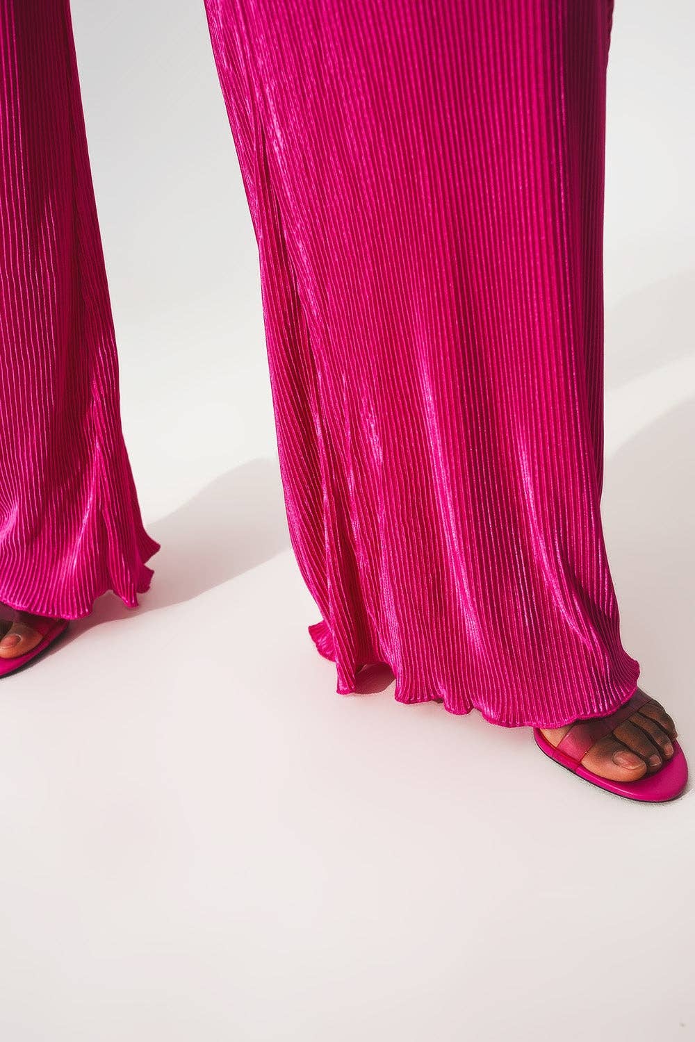 Fuchsia Satin maxi jumpsuit med plisseret halterneck i fuchsia for engroshandel på Faire5