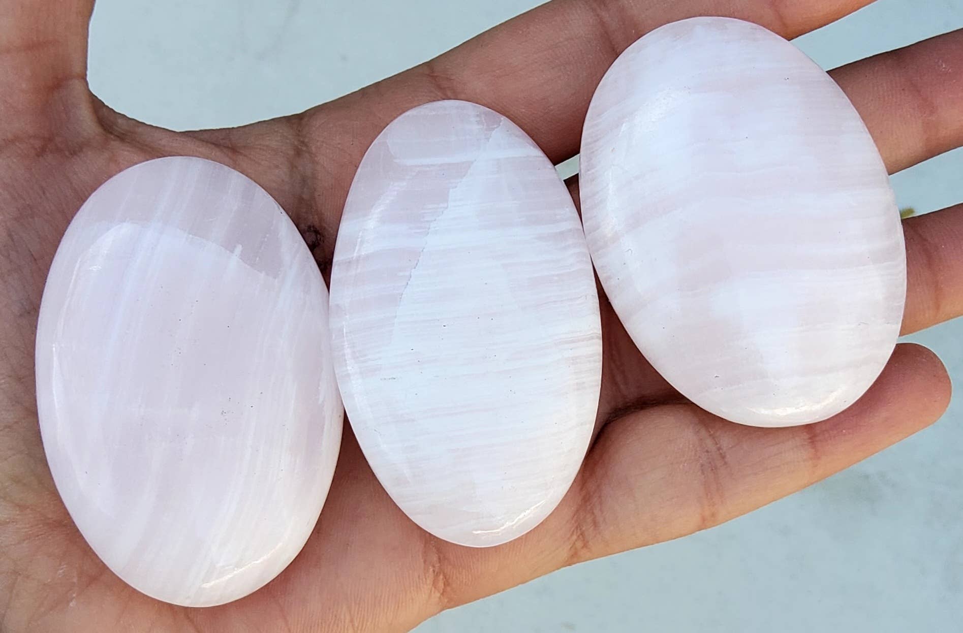 Metaphysical & Healing Crystals - Vendita all'ingrosso Pietra/cristallo spirituale - PIETRE PALMARI DI CALCITE ROSA FLUORESCENTE2