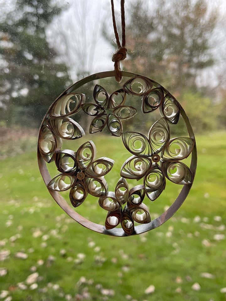 Ornamento a forma di fiore per libro di cucina per la vendita all'ingrosso da parte di Upcycle Bookcycle