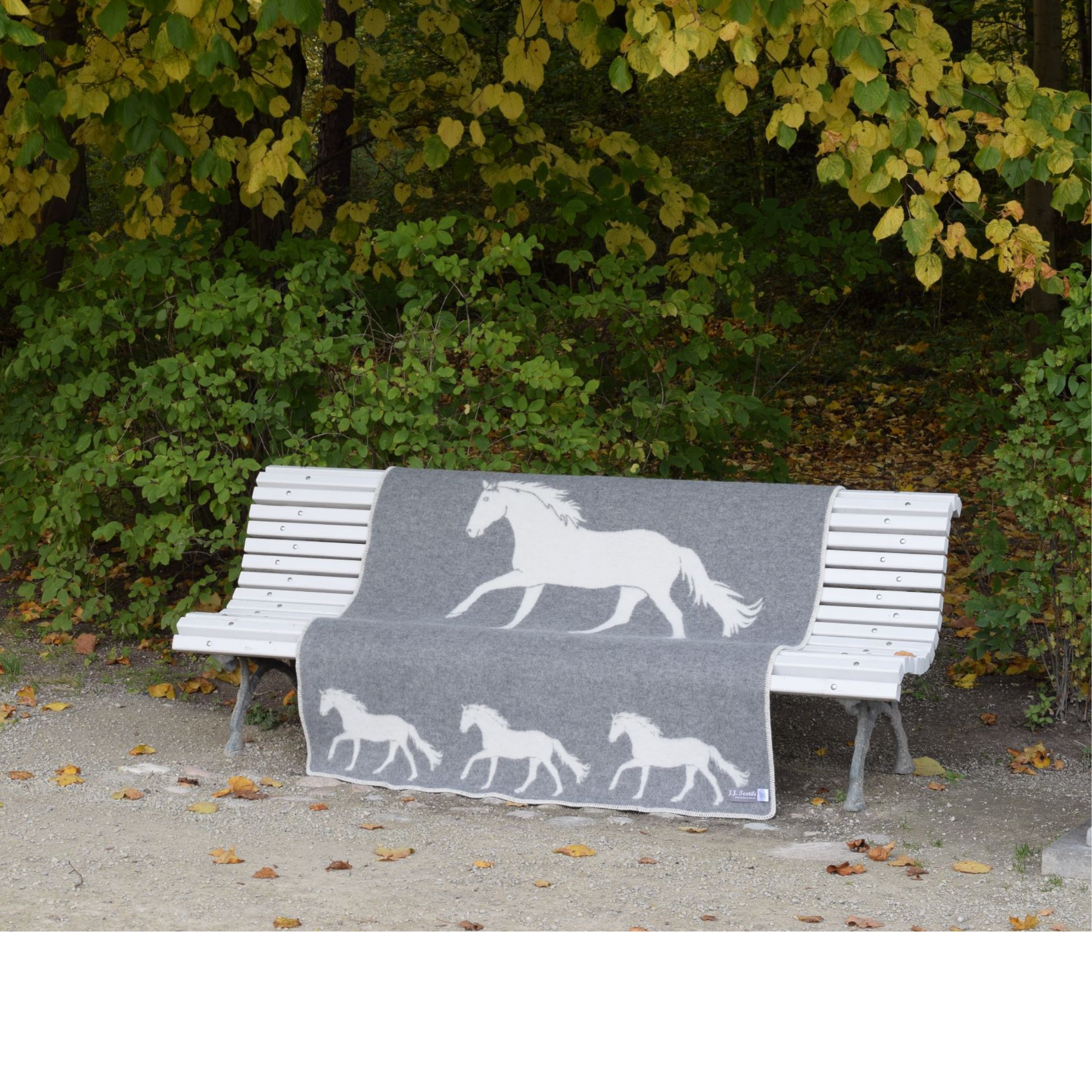 JJ Textile - Vente Plaids - Couverture en laine grise avec motif cheval2
