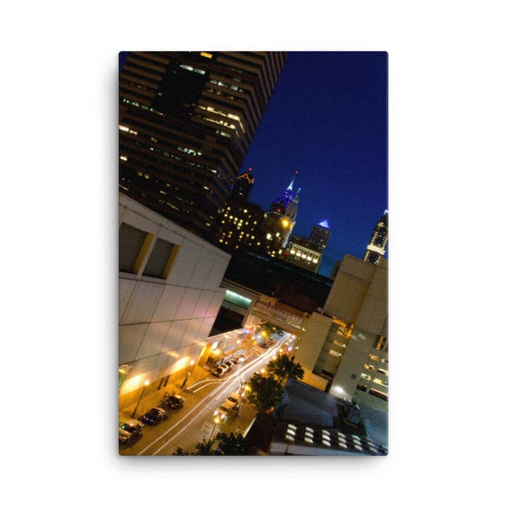Art sur toile de paysage urbain avec traînées de lumière à Philadelphie pour la vente par Pipa Wall Art & Home Decor