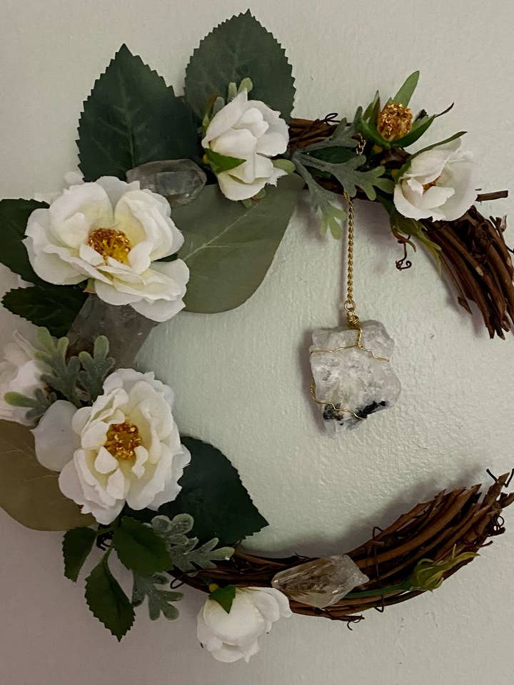 Couronnes de lune florales pour la vente par R.Taylor Designs LLC