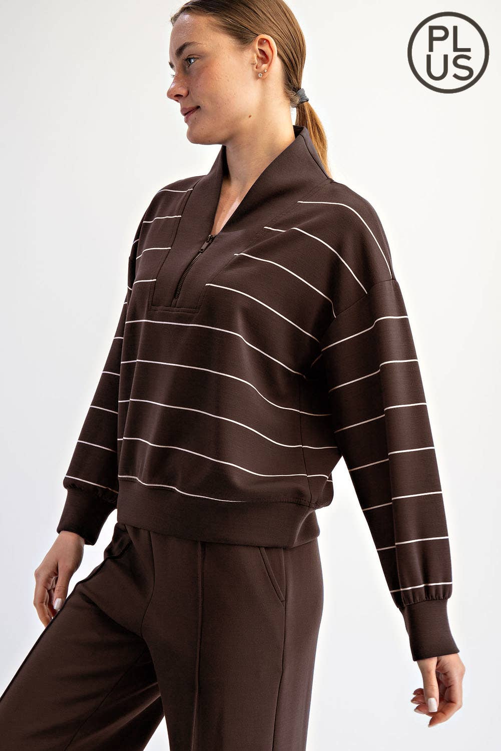 Rae Mode - Vendita all'ingrosso Felpa - Donna - GIACCA SCUBA A RIGHE IN MODAL TAGLIA FORTE CON SCOLLO A V20