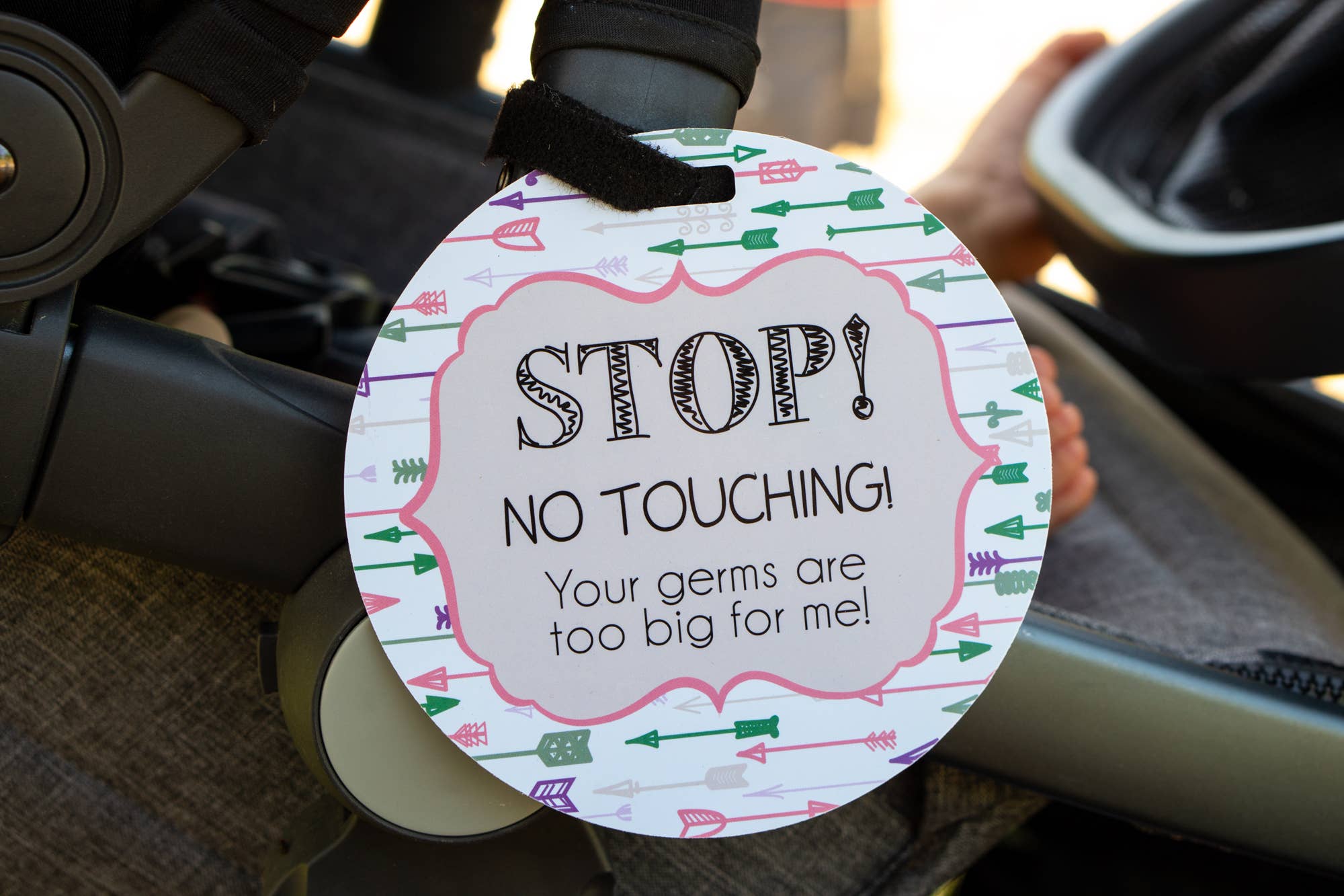 Three Little Tots - Venta al por mayor Funda de asientos de coche - Niños y bebés - Pink Arrow - Etiqueta para asiento de coche y cochecito6