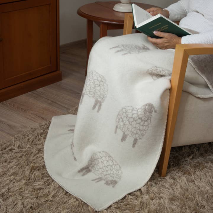 JJ Textile – wholesale Throw blanket – Sheep Mima Soft Brown Small Wool Blanket2
