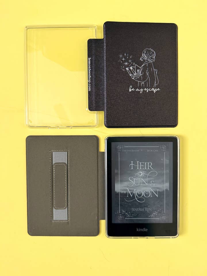 Étui pour Kindle alliant dos transparent et sangle de fermeture - Be My Escape - Paperwhite 11e et 12e génération et Kindle Basic pour la vente par LemonLee