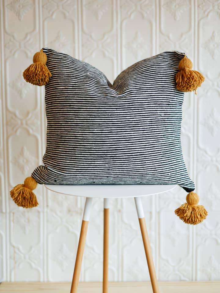 Coussin à pompon marocain de 20 po - Rayure noir+blanche avec moutarde pour la vente par Ouive