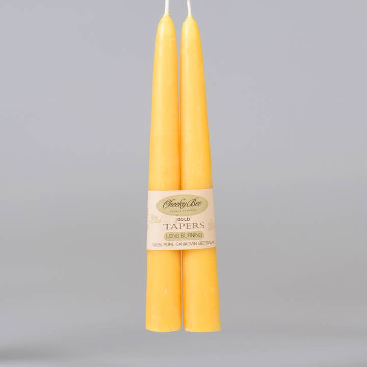 08-tommer Tapers - Guldbivoks hånddyppede tapere. for engroshandel hos Cheeky Bee Candle Company Inc.