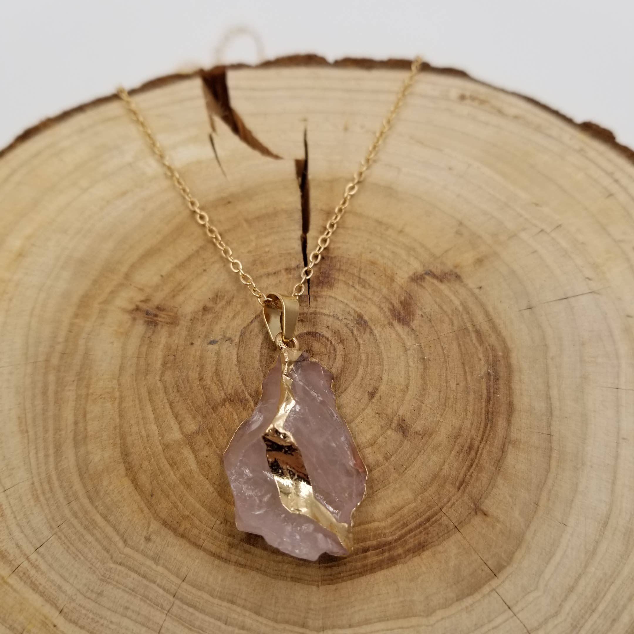 CHAKRA JEWELRY - Wholesale Halskettinghanger - Natuurlijke amethist ketting met goudvergulde halfedelsteen3