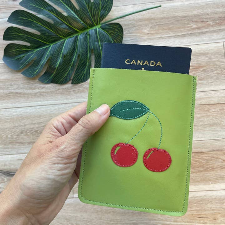 Läder Passfodral, Grön Med Körsbärsdesign för wholesale av Mally Designs