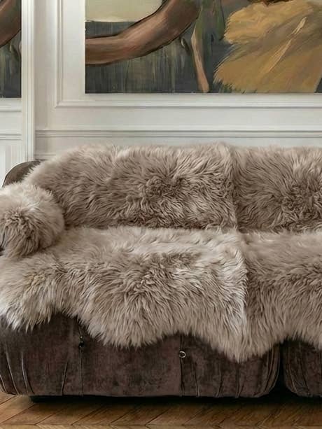 Housse de canapé en véritable peau de mouton beige pour chiens — Protecteur de canapé naturel (sans plastique) pour la vente par Mellow