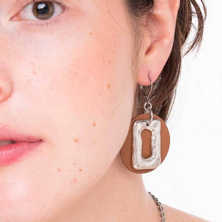 Mittelgroße Ring-Tropfenohrringe mit Lederhintergrund, hellbraun für den Großhandel von Sobo & Co Jewellery