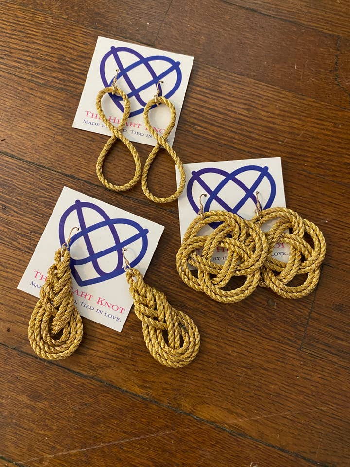 Boucles d'oreilles nœud croisé (tout à droite) pour la vente par The Heart Knot