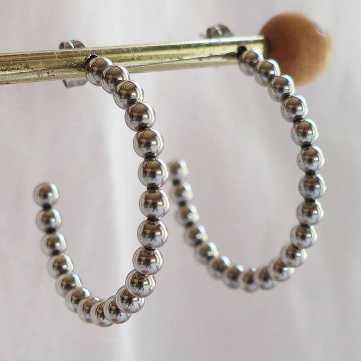 CORINNA - brincos de argolas em aço inoxidável torcido por atacado de Daemon srls