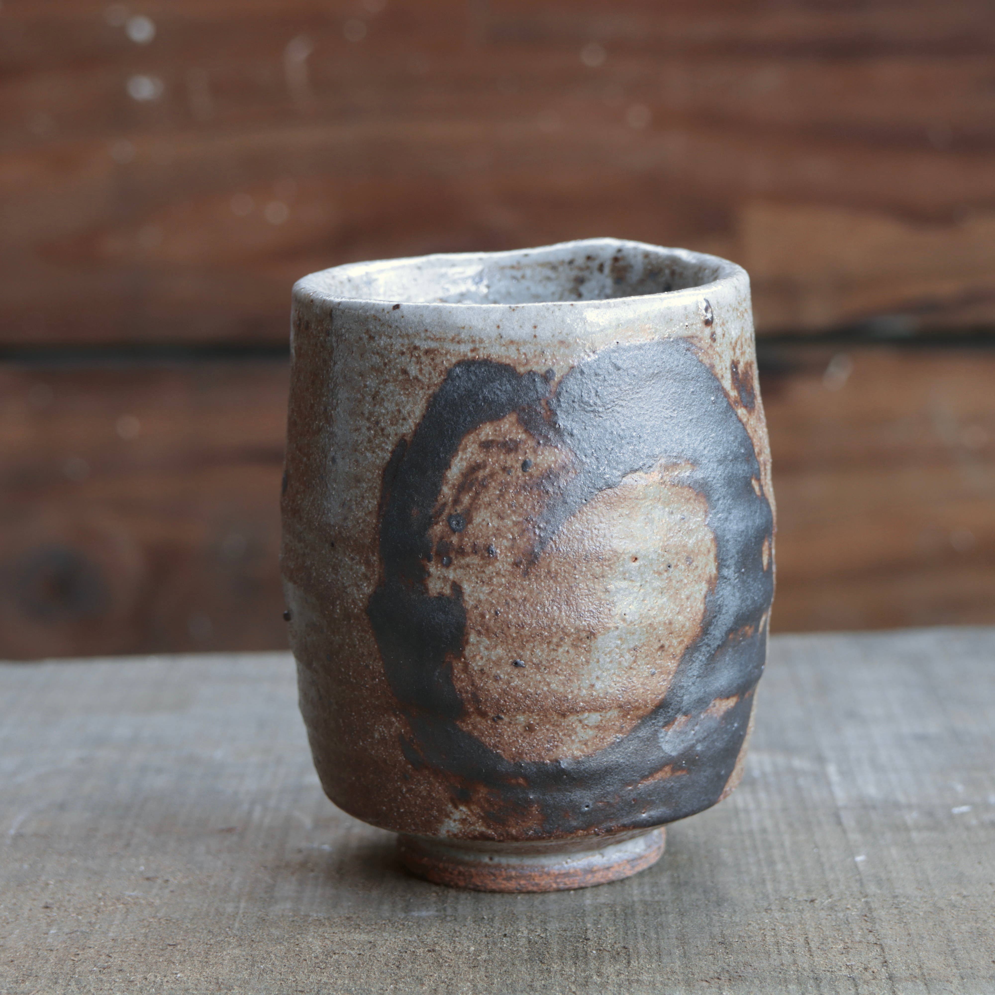 Matt Fishman Pottery - Venta al por mayor Taza - Yunomi de Arcilla Silvestre con Vidriado de Granito y Decoración de Hierro9