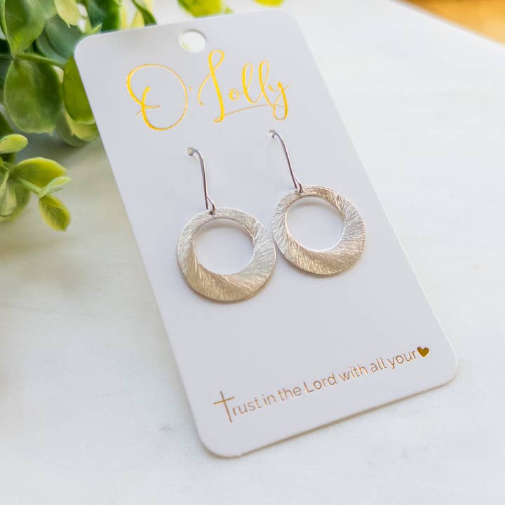 OFFRE - Boucles d'oreilles simples en argent à cercle ouvert pour la vente par O’Lolly Jewelry