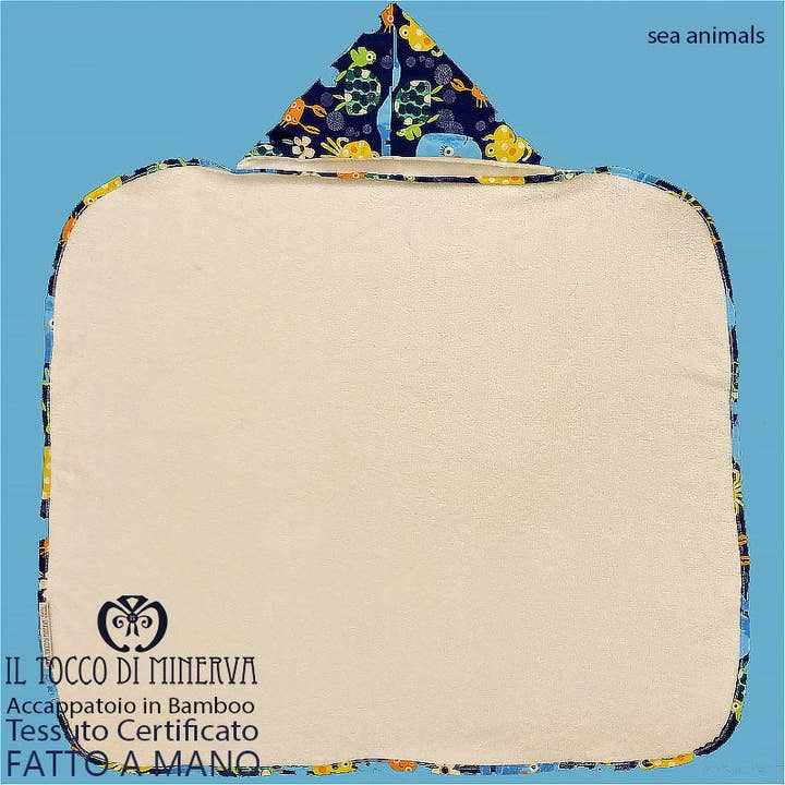Peignoir en bambou blanc pour bébé animaux marins - Fait main pour la vente par Il Tocco di Minerva