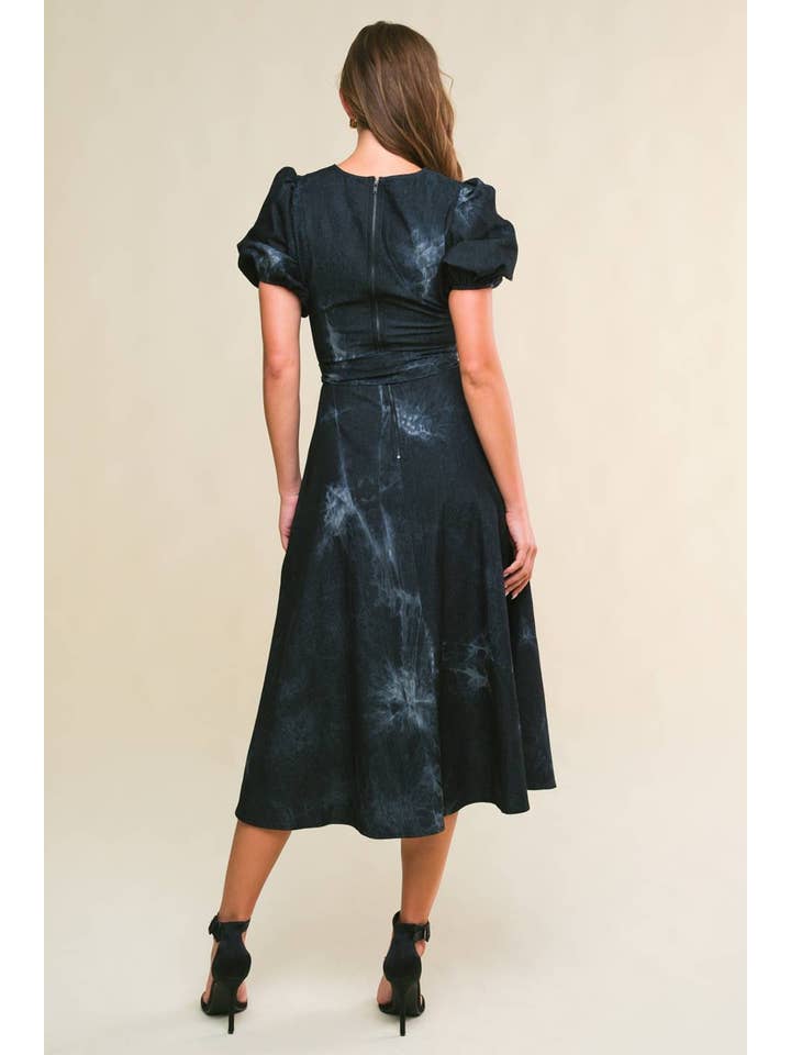 SORT DENIM Midi-kjole i trykt twill med bindebånd og puffede ærmer - ID21444 for engroshandel på Faire1