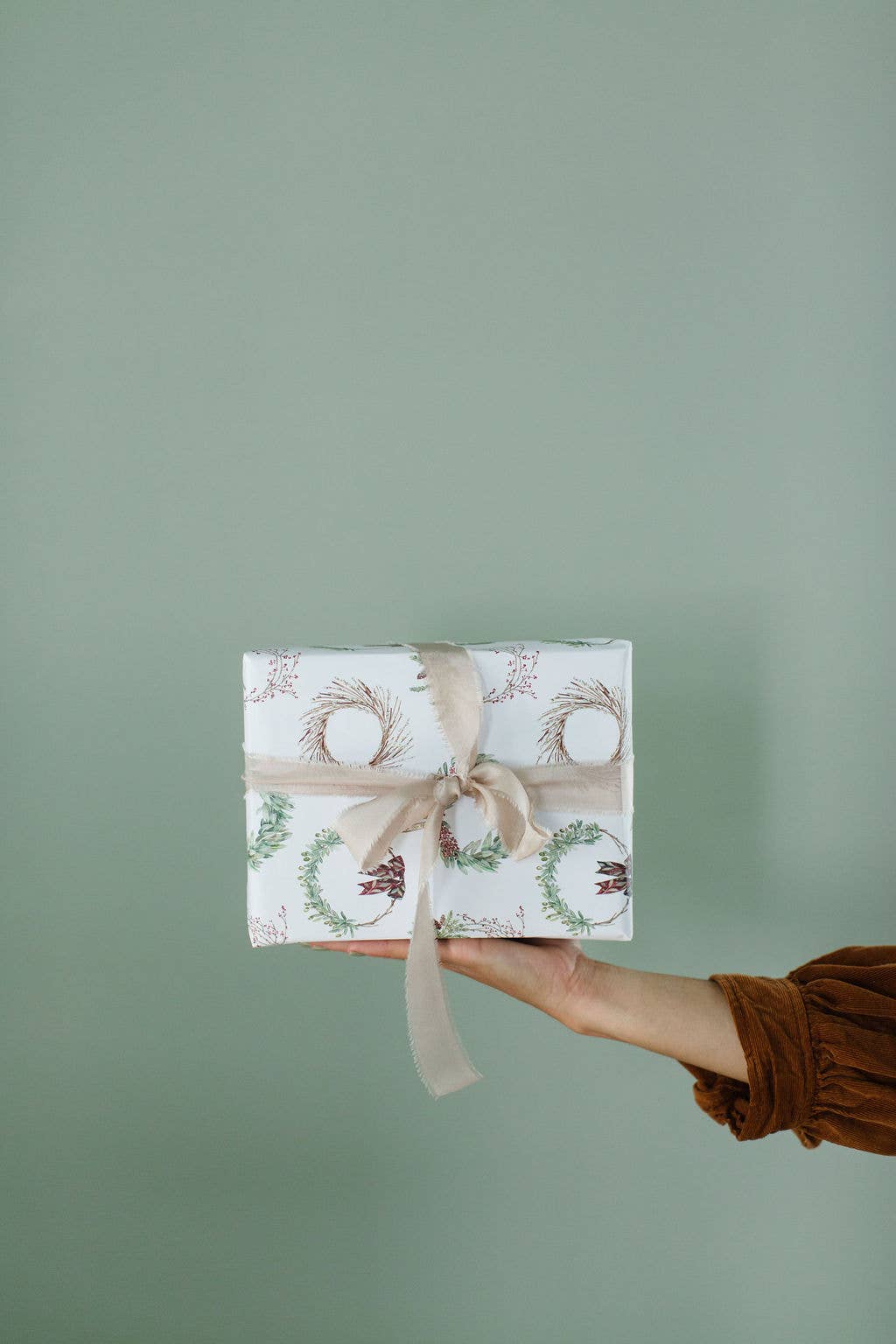 Lana's Shop - Wholesale Wrapping Paper Roll - Holiday Wreath Gift Wrap Roll6