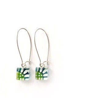 Boucles d'oreilles marguerite Aqua en verre peint bleu azur pour la vente par Azurine