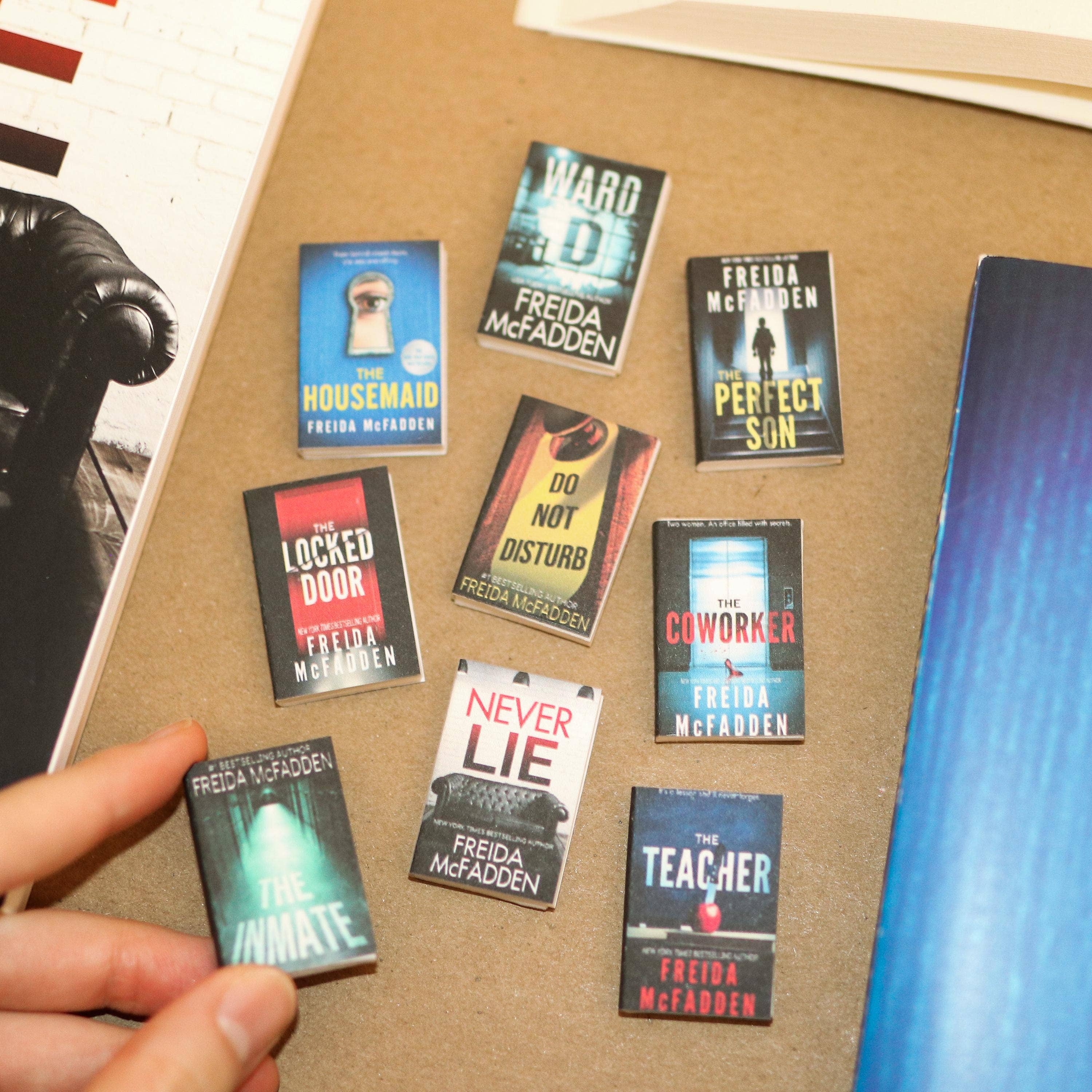 The Sticker Shop - Venta al por mayor Figura decorativa - Juego de libros de thriller y misterio de Freida McFadden en miniatura hechos a mano3