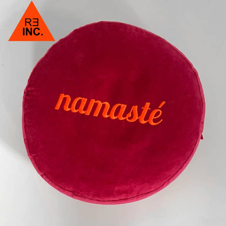 Namasté biologisch meditatiekussen, framboos, geborduurd voor wholesale door reinc.