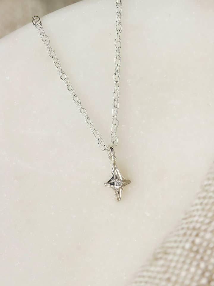 Collier diamant étoile nord en argent sterling pour la vente par Lacee Alexandra Jewelry